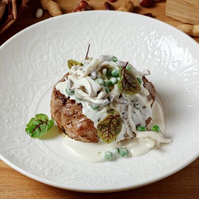 Стейк из свиной шеи с грибами в сливочном соусе в Больше чем мясо по цене 695 ₽