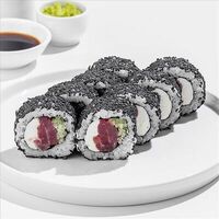 Ролл в черном кунжуте в SeabasSushi