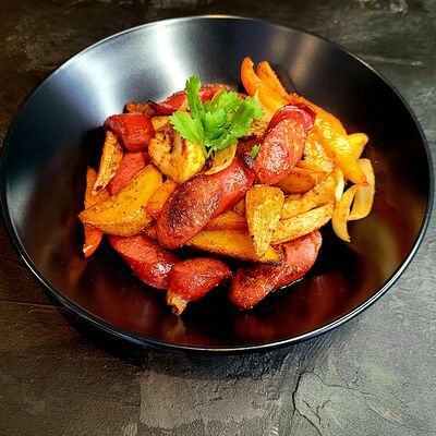 Жаркое с охотничьими колбаскамив Лапшичная ВокБери по цене 589 ₽