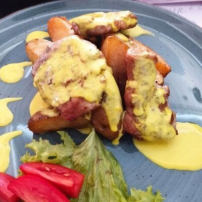 Медальоны свиные с картофельным пюре и грибным соусомв Oscar по цене 520 ₽