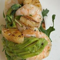 Бриошь с креветкой и ананасом в Ava Restafe