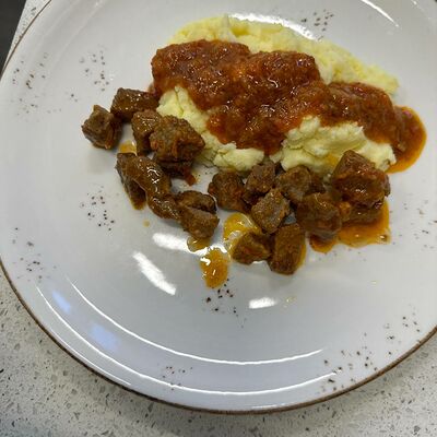 Гуляш из говядины с картофельным пюре в Кофеин по цене 450