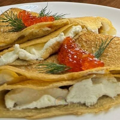 Блины с сыром Филадельфия с красной икрой в Олимпик по цене 550 ₽