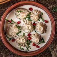 Мини-хинкали с курицей в сливочном соусе в Мамука