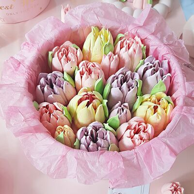 Букет из зефирных цветов в шляпной коробке (18 см), подарок учителю в Чародейка сладостей по цене 2290 ₽