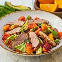 Салат с подкопченной утиной грудкой и апельсинами в Табаско