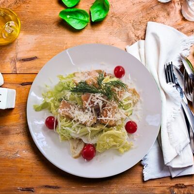 Салат Цезарь с семгой в САМАРКАНД по цене 460 ₽