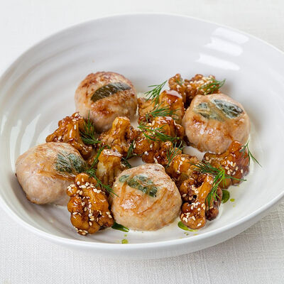 Кроличьи котлетки с цветной капустой и сливочно-чесночным соусом в Gallery to go по цене 1270 ₽