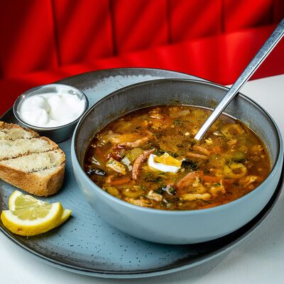 Солянка с фирменными копченостями на курином бульонев Метро Cafe по цене 539 ₽