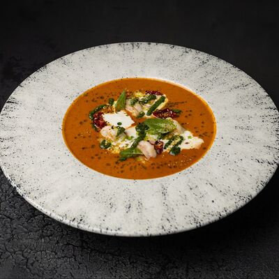 Горячий томатный суп с креветками и сыром Страчателла в Прага по цене 775 ₽