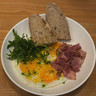 Глазунья с беконом и сыром Чеддерв Хлеб & Булки по цене 600 ₽