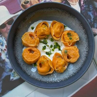 Равиоли с морепродуктами в сливочно-сырном соусе в Dolce Nonna по цене 670 ₽