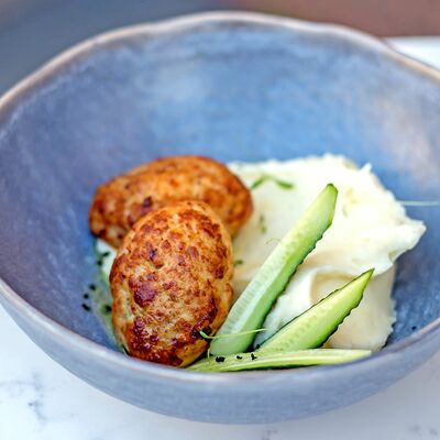 Куриные котлеты с картофельным пюре в Джульетта по цене 310 ₽