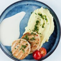 Куриная котлета От бабушки с картофельным пюре и сырным соусом в Невидалия