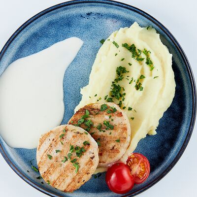 Куриная котлета От бабушки с картофельным пюре и сырным соусом в Невидалия по цене 540 ₽
