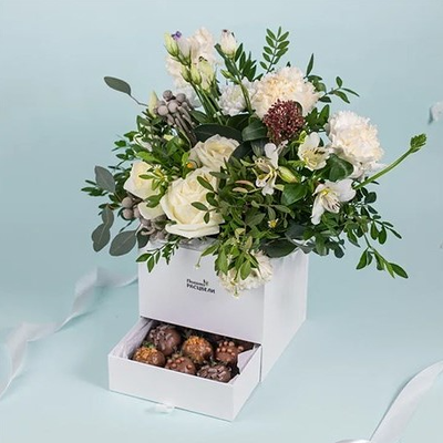 Шкатулка с цветами Мир прекрасен с клубникой в Пышно Расцвели по цене 5900 ₽