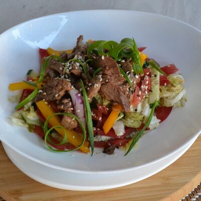 Салат тайский с вырезкой в Гостиный дворик по цене 720 ₽