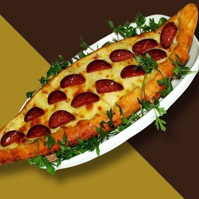 Пиде с сыром и колбасой (халяльная)в Шаурмист по цене 750 ₽