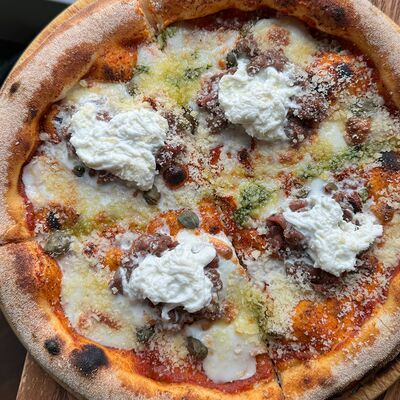 Пицца с тартаром из телятины с сыром страчателла в Seven по цене 1210 ₽