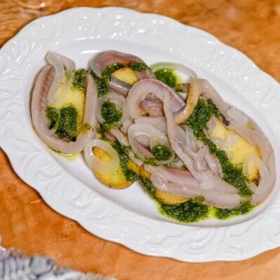 Сельдь слабосоленая с укропным песто, беби-картофелем и маринованным луком в Библиотека по цене 630 ₽