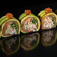 Ролл с крабом, красной икрой и авокадо в Sushi Sticks