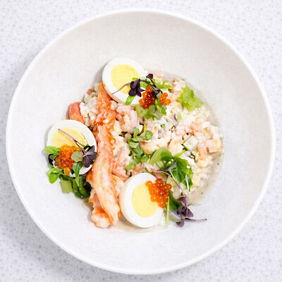 Оливье с лососем, креветкой и кунжутной заправкой в Муссоны по цене 870 ₽