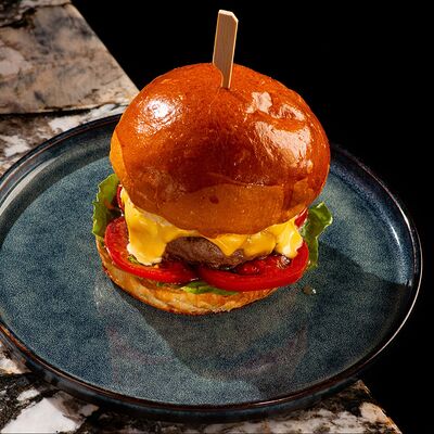 Бургер из мраморной говядины под голландским соусом в Hookah Place по цене 990 ₽