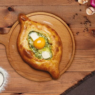 Хачапури по-аджарски со шпинатом в Деда хинкали по цене 890 ₽