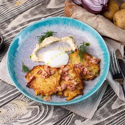Драники с беконом, медово-горчичным соусом и яйцом пашот в Линдфорс по цене 690 ₽