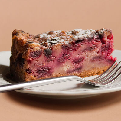 Вишнёвый пирог со штрейзелем в Kalabasa по цене 863 ₽