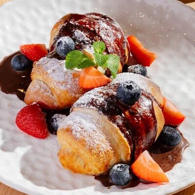 Круассаны с шоколадом и ягодами в Грелка-Гуделка по цене 650 ₽