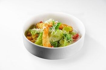 Цезарь с креветками в Панда Маркет по цене 569 ₽