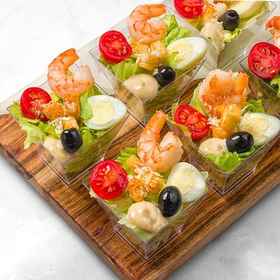 Салат Цезарь с тигровыми креветками и перепелиным яйцом в MOSCOW FOOD Кейтеринг по цене 3680 ₽