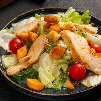 Салат Цезарь с курицей в Кофе Рам
