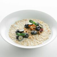 Каша овсяная с гранолой и ягодами в Волконский