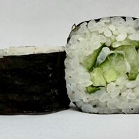 Ролл с огурцом в Hashimiko