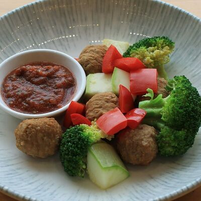 Фрикадельки куриные с паровыми овощами в Хлеб & Булки по цене 640 ₽