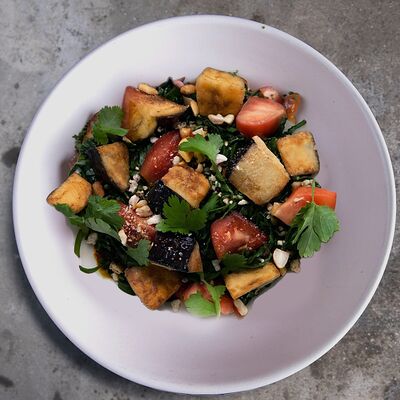 Салат с хрустящими баклажанами и страчателлой в ЗоЗо по цене 565 ₽