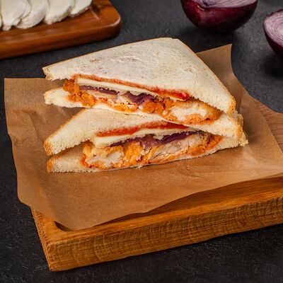 Сэндвич чикен чиззи с хрустящей курочкой и сыром в панировке в Кофе Рам по цене 610 ₽