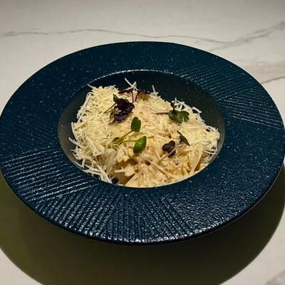 Фарфалле с лососем в сливочно-устричном соусе в Kaif Lounge по цене 800 ₽
