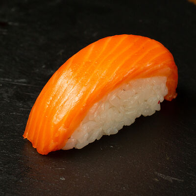 Суши с лососем в Леон по цене 170 ₽