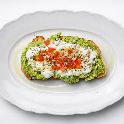 Авокадо-тост со страчателлой и томатами в Mio Bistrot по цене 790 ₽