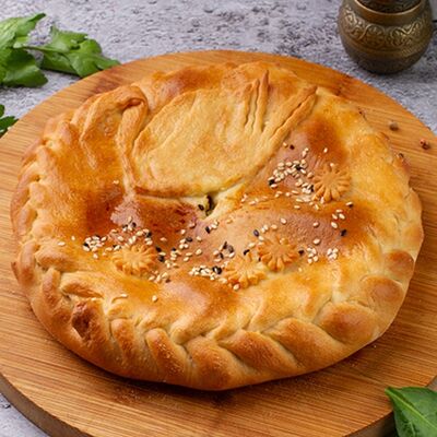 Пирог с курицей и луком в Пекарня Кулинария Пиццерия ОБОЖАЮТВСЕ! по цене 1099 ₽