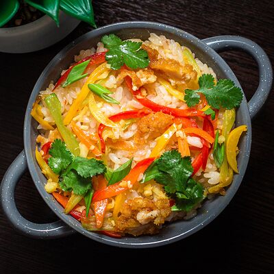 Рис с курицей и соусом кимчи в Суши Море Мото по цене 379 ₽