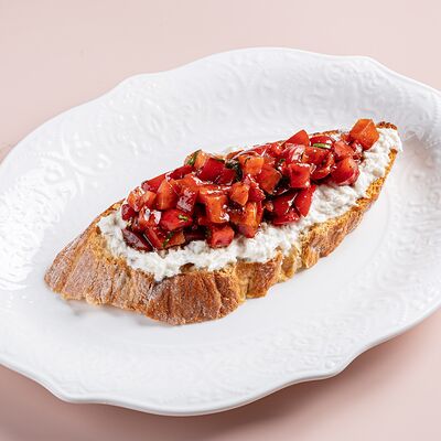 Брускетта с томатами и страчателлой в Avgust13 по цене 890 ₽