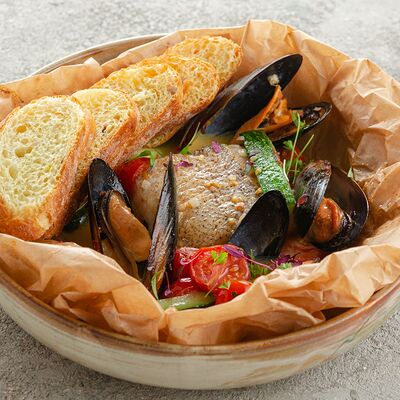 Палтус запечённый в пергаменте с овощами и беломорскими мидиями в Welcome по цене 1510 ₽