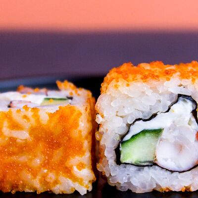 Калифорния с креветкой в SushiShark по цене 440 ₽