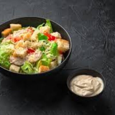 Салат Цезарь с курицей в Шаурма есть по цене 350 ₽