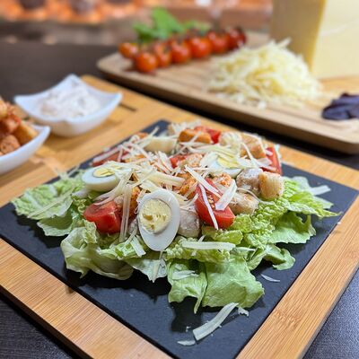 Салат Цезарь в G-food по цене 400 ₽