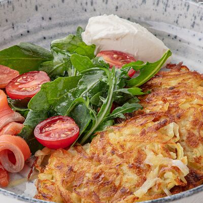 Драники с красной рыбой и творожным сыромв Чили пицца по цене 650 ₽